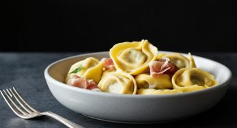 Tortellini panna e prosciutto: la ricetta perfetta per un primo veloce e delizioso